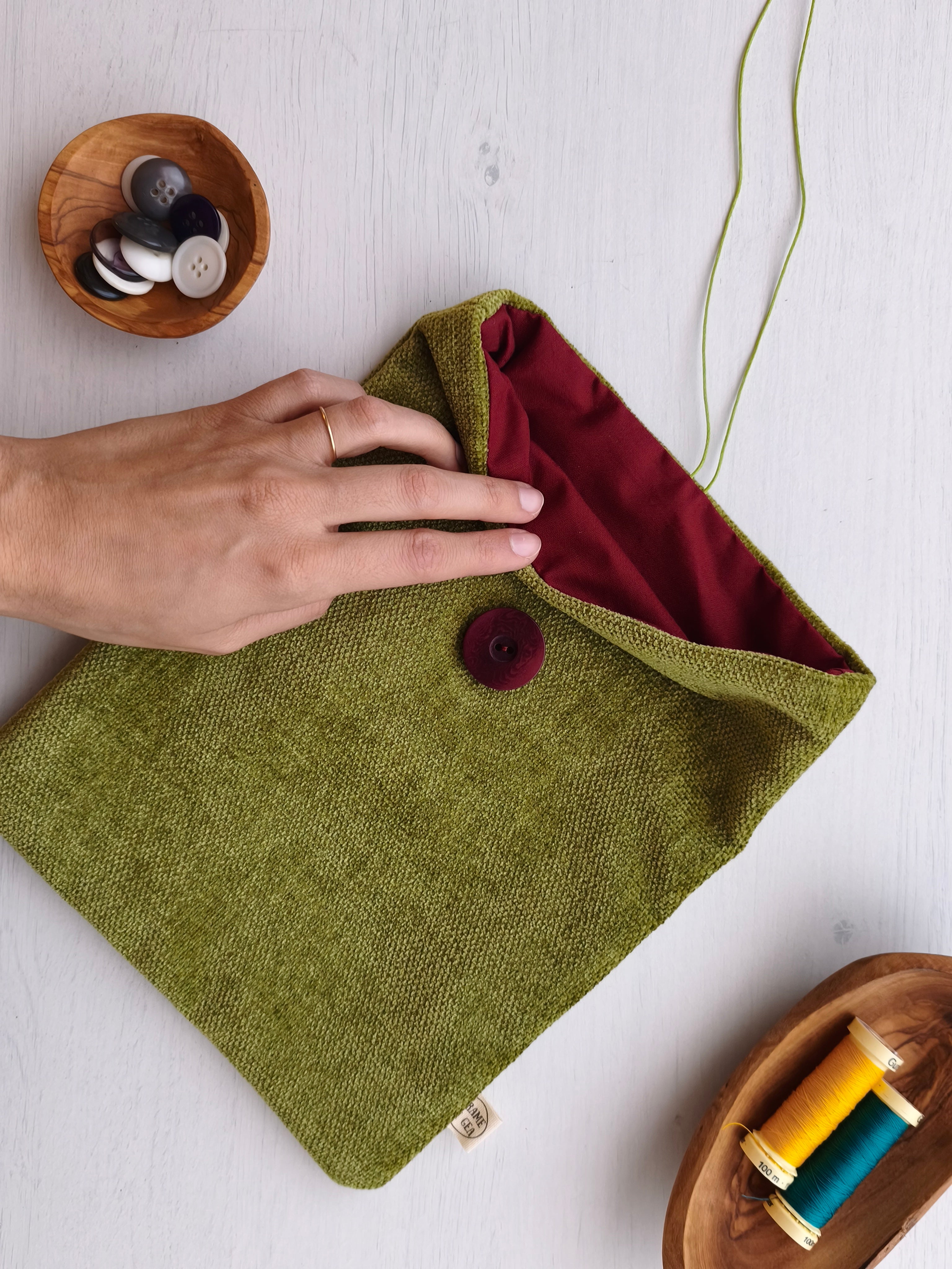 Save your books verde con fodera rosso scuro, cordino verde e bottone rosso scuro